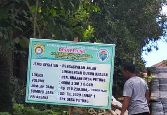 Pelaksanaan Program Pembangunan Fisik Pengaspalan Jalan Lingkungan Dusun Krajan